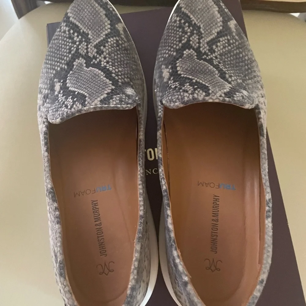 Johnston & Murphy EUC slip on shoe/ sneaker- worn 2x- Very clean -taupe& black - Picture 2 of 5